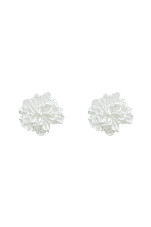 White acrylic scrunched flower studs – contemporary and stylish earrings featuring a unique scrunched flower design, perfect for adding a modern and fashionable touch to any outfit.